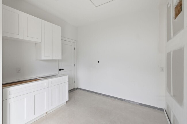 Foto del edificio - Newer 3/2 home all tile