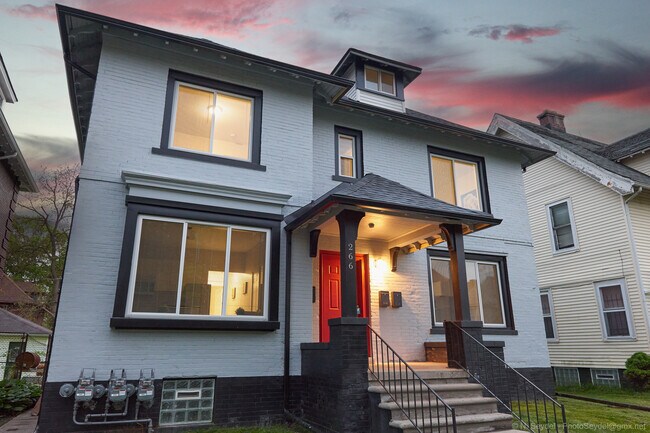 Frente - 266 King St
