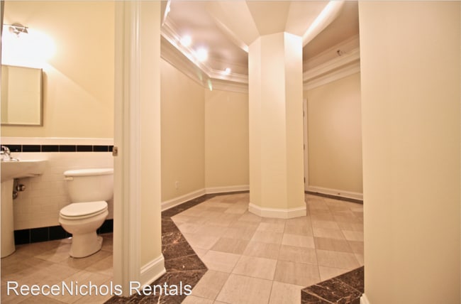 Building Photo - 3 br, 2.5 bath House - 2929 McGee Trfy #202