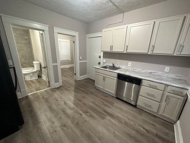 Building Photo - 3026 Monroe Ave