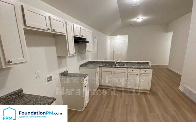 Building Photo - 5 E Byfield Dr