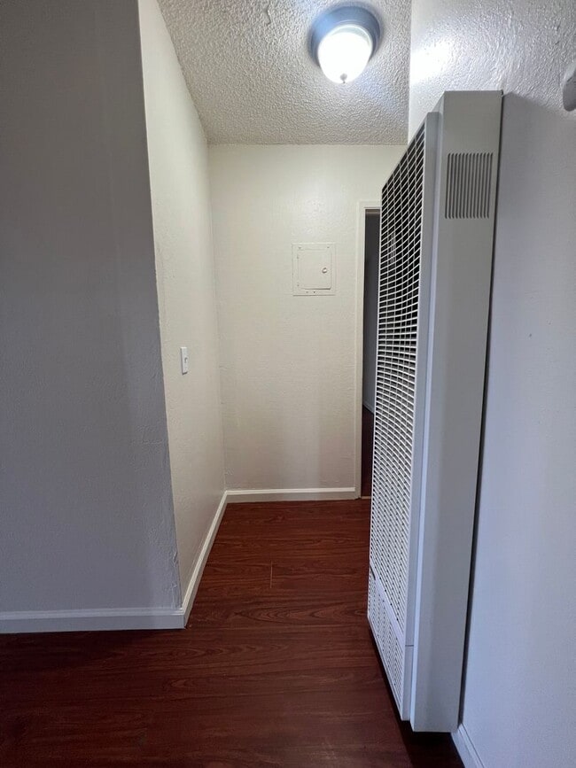 Building Photo - 2 BED 1 BATH - UPSTAIRS END UNIT & PET FRI...