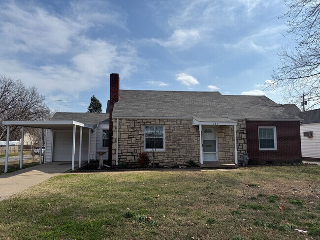 Foto del edificio - 2 Bedroom fenced yard with BONUS Room