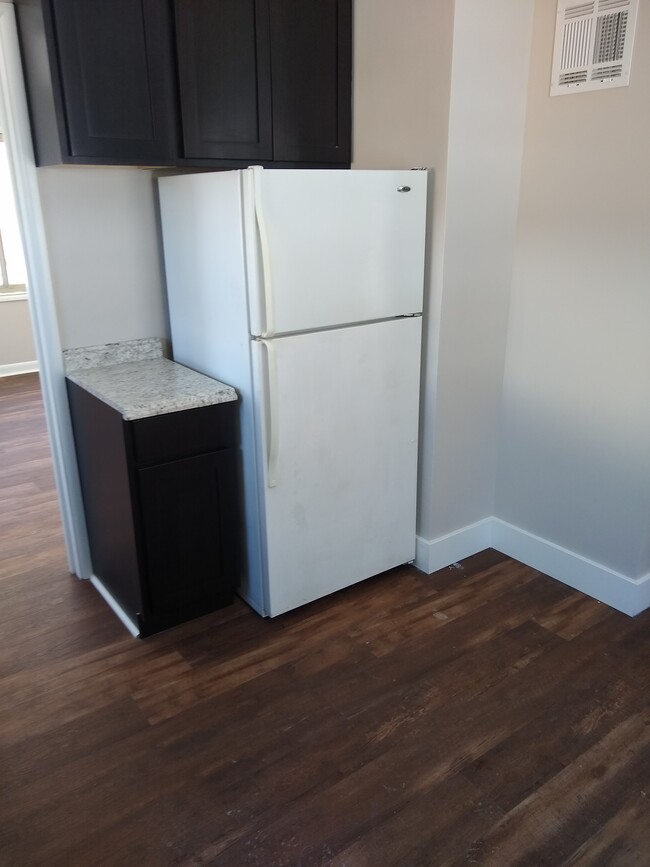 Building Photo - 2 bed/1bath townhome style duplex