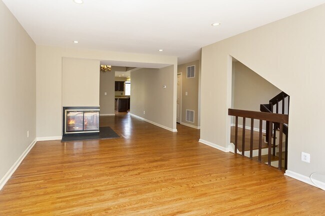 Building Photo - Multi Floor Unit, Townhouse-Interior - Mou...