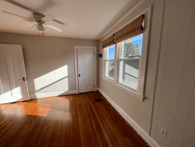 Foto del edificio - 4964 Oaklawn Dr