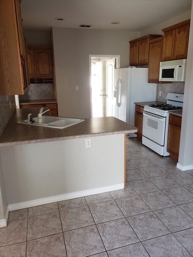 breakfast bar - 1633 Morrow Ln