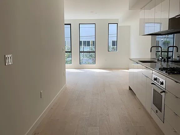 Building Photo - "Charming Urban Oasis: Spacious 1-Bedroom Retreat in the Heart of San Francisco!"