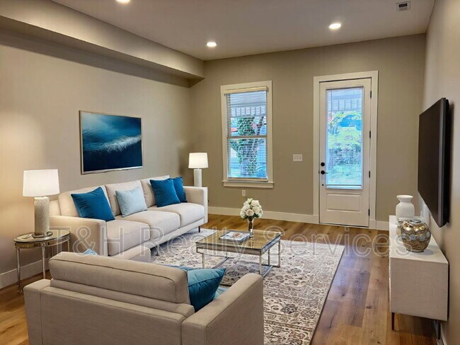 Foto del edificio - 529 N Highland Ave