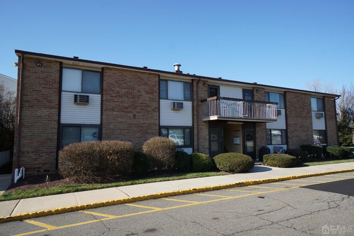 Building Photo - 600 Cricket Ln