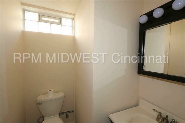 Building Photo - 8365 Chesswood Dr