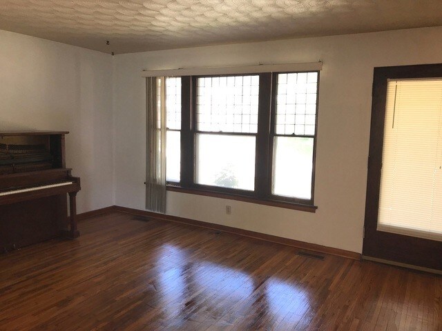 Building Photo - 305 Sherman St