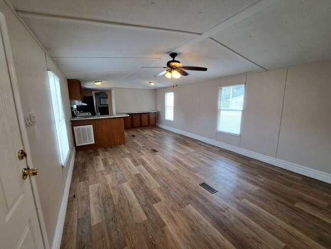 Building Photo - Remodeled 2BR/2BA mobile home off Pine For...