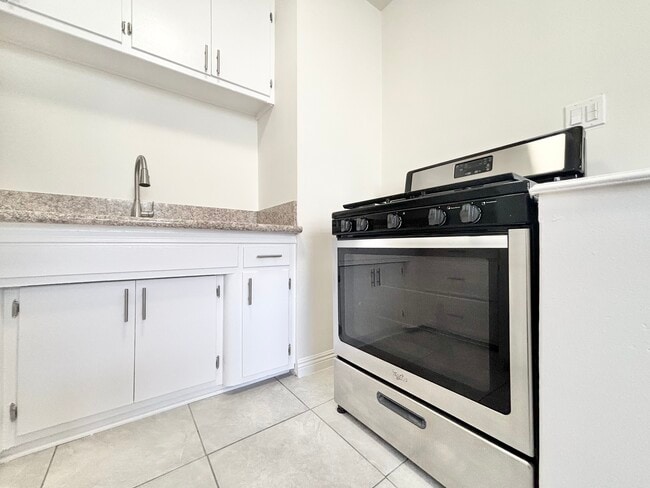 Building Photo - 1276 S Ridgeley Dr Los Angeles, CA 90019