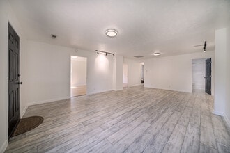 Building Photo - 212 McArthur Dr