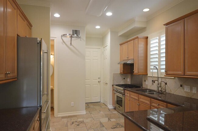 kitchen first floor - 1820 Dunlavy St