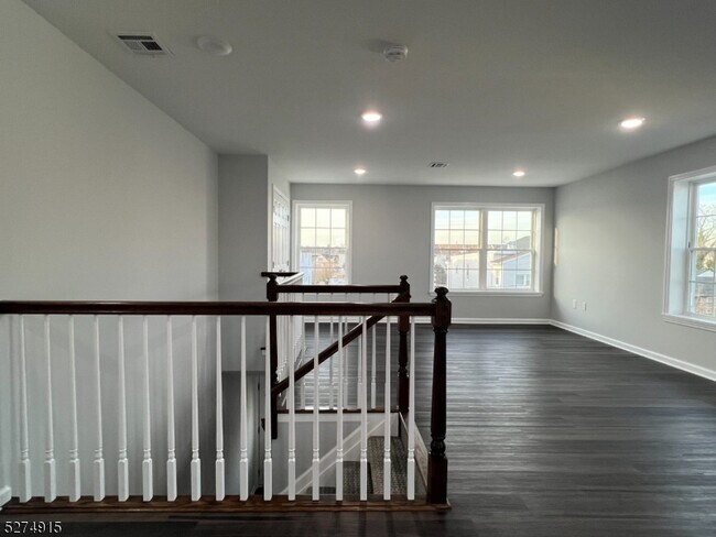 Building Photo - 420 Amity St