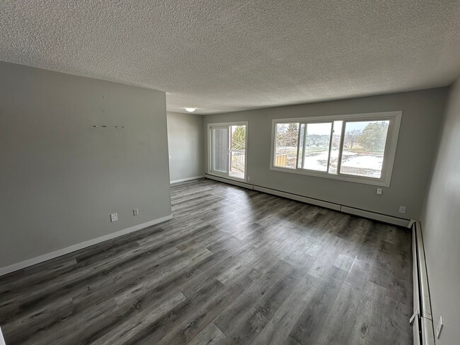Building Photo - 4507-444 44 Ave