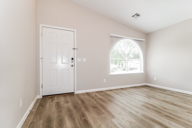 Building Photo - 1615 E Ash Ave