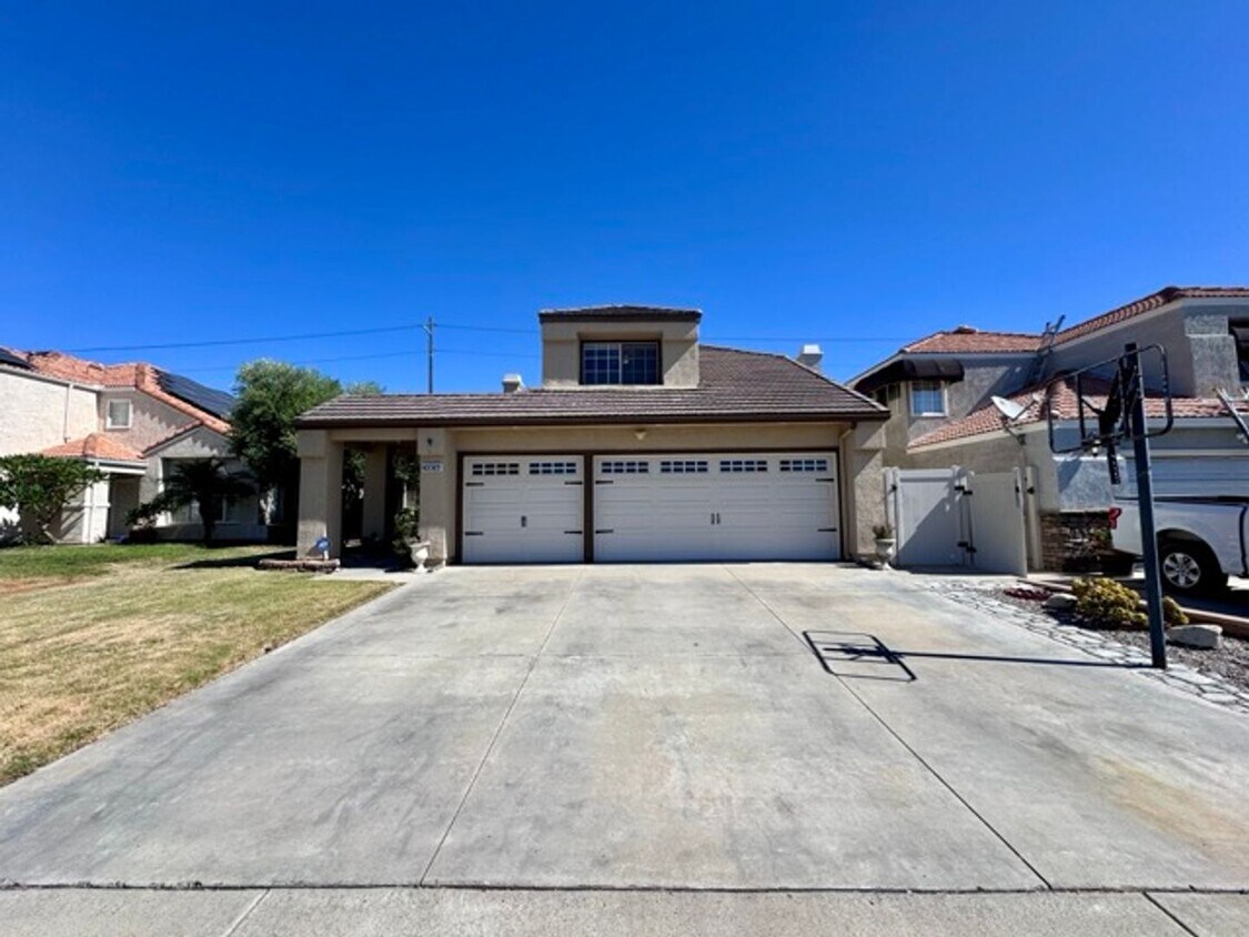 Foto principal - Spacious 5 Bedroom Home in Menifee Lakes w...