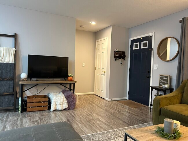 Building Photo - 1077 Shady Lake Dr