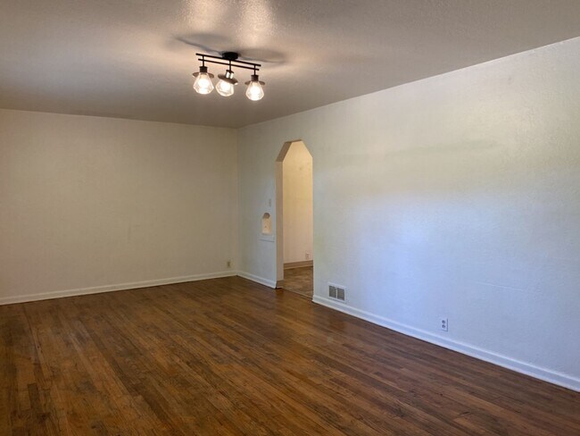 Building Photo - STUDENTS WELCOME! 3 Bedroom/ 1 Bathroom Home One Block from CSU