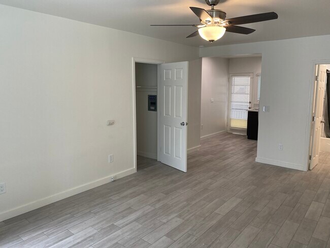 Foto del edificio - 943 Thomas Ave
