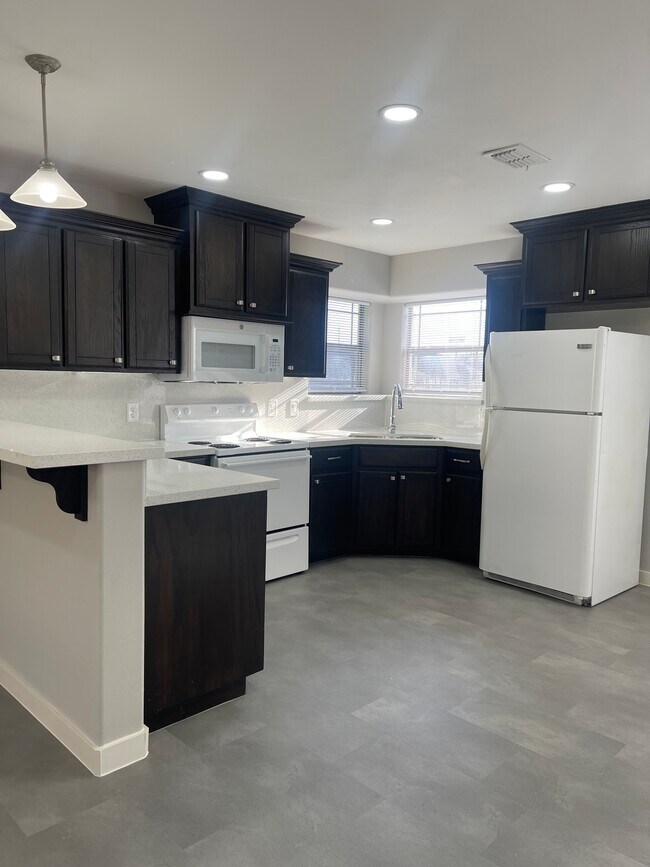 Building Photo - 404 E 2nd St