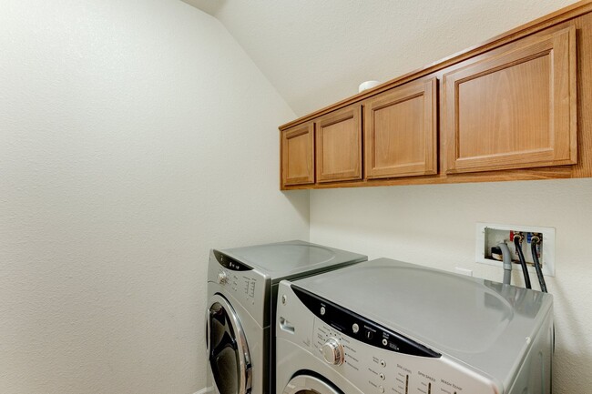 Building Photo - END UNIT IN BEAUTIFUL MISSION PLACE CONVEN...