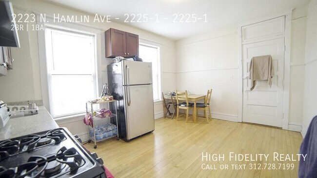 Foto del edificio - 2223 N Hamlin Ave