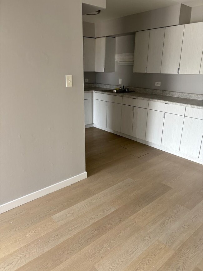 Building Photo - Updated 2 Bedroom | Private Balcony | On-Site Laundry