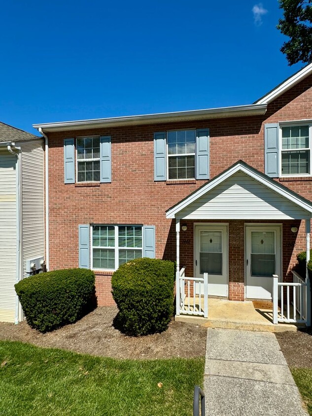 Foto principal - 4 Bedroom Townhome Near Patrick Henry Drive