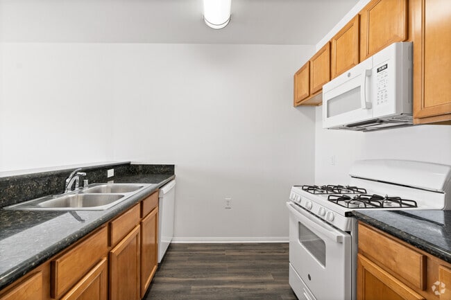 2BR, 1BA - 958SF - Plasencia - Kitchen - Villa Touran
