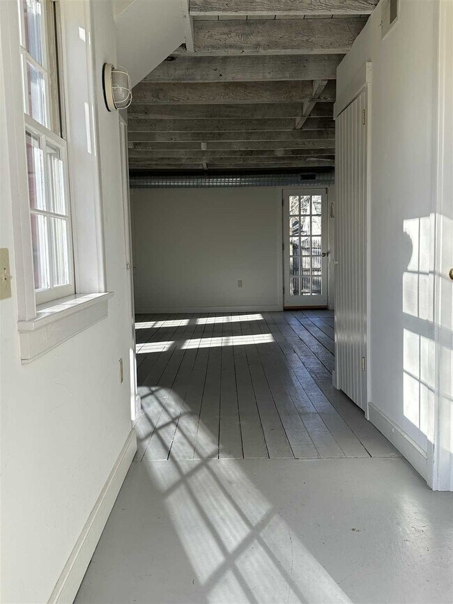 Building Photo - 5 Pine St