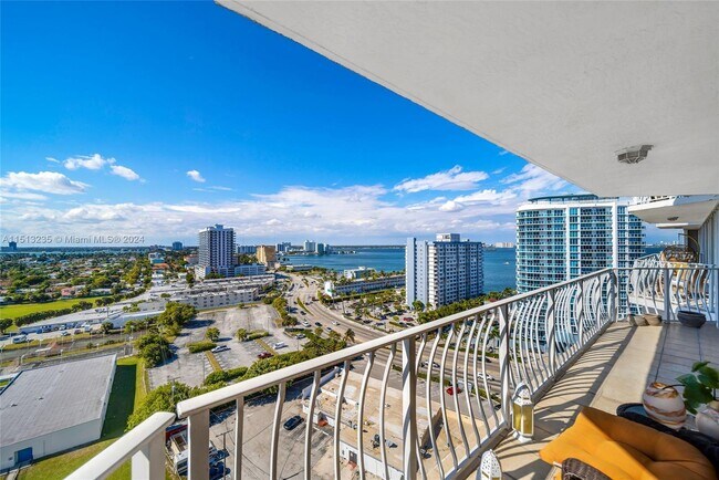 Foto del edificio - 7601 E Treasure Dr