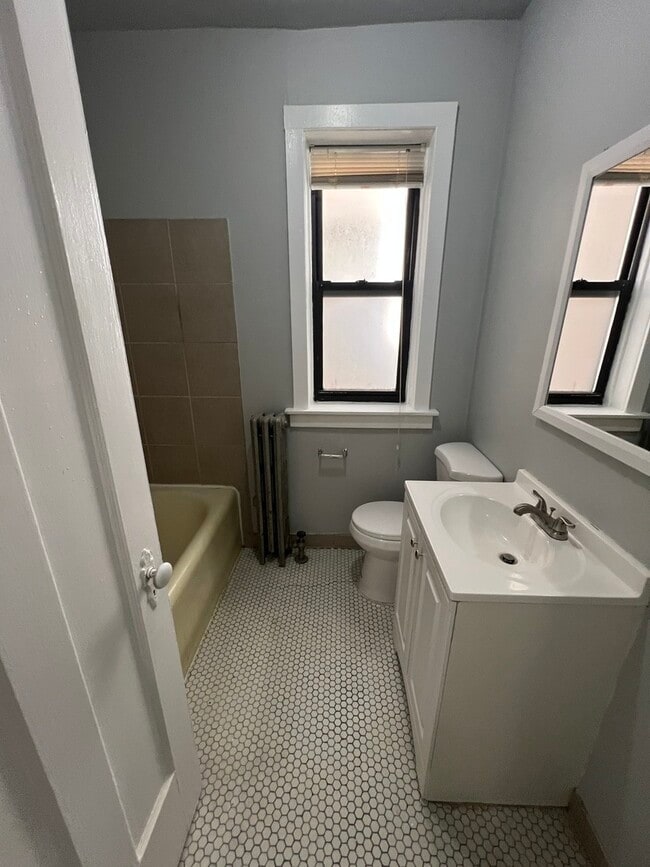 Building Photo - 1441 W 93rd St