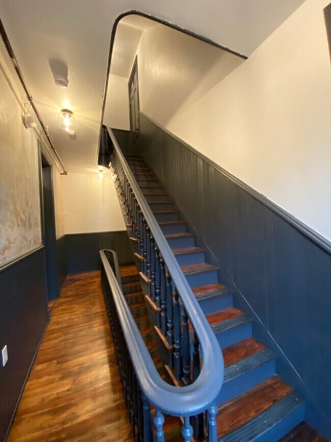 Pasillo - 1928 Colerain Ave