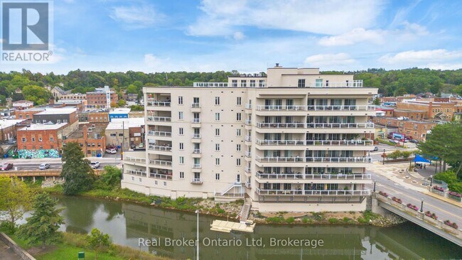 Photo du bâtiment - 80 9th St E