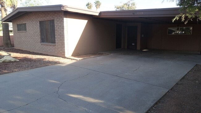 Photo - Charming 4-bedroom, 2-bathroom in Tempe! House