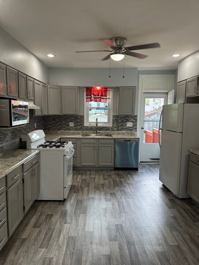 Foto del edificio - Spacious Rooms! Hardwood Flooring Througho...