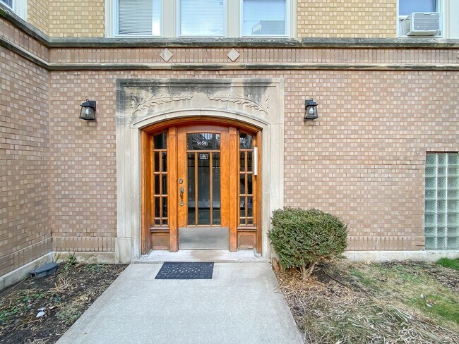 Foto del edificio - 5058 N Claremont Ave