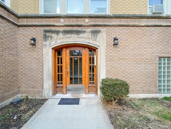 Building Photo - 5058 N Claremont Ave