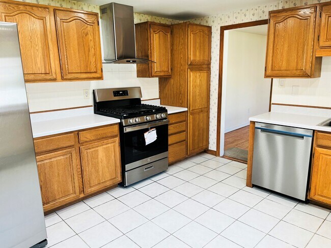 Eat-in Kitchen - 267 River Bend Rd