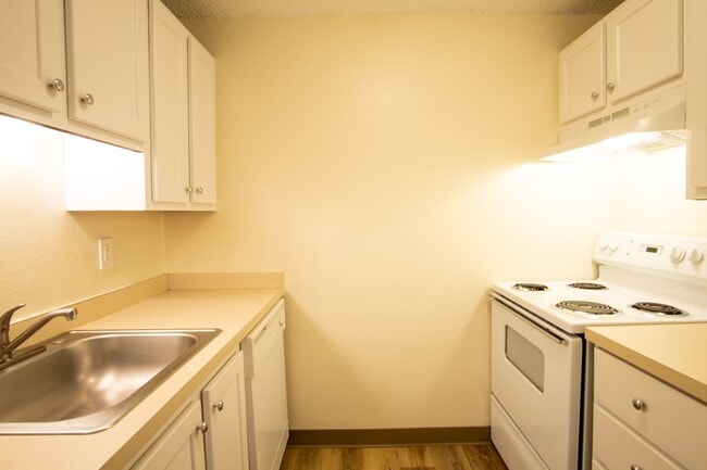 Building Photo - Great Top Floor Corner 2Bdr in Multnomah V...
