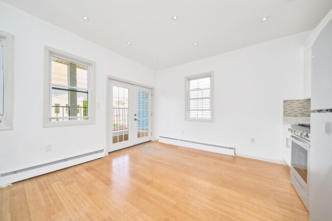Building Photo - Beautifully Renovated 3 Bedroom 2 Bath Apa...