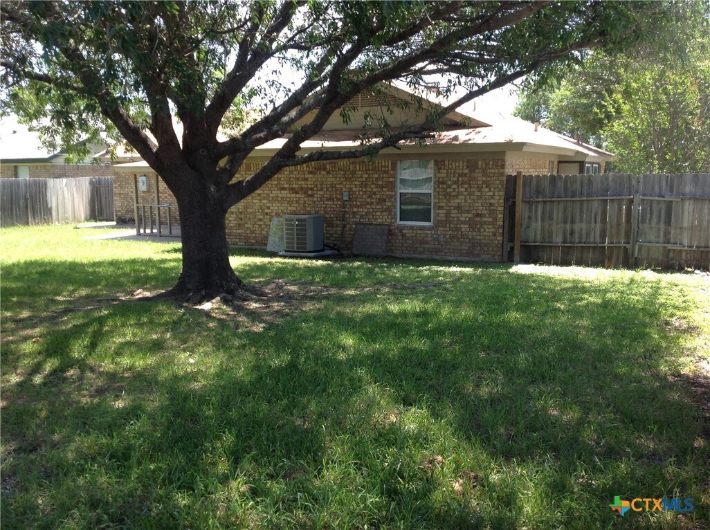 Building Photo - 2401 Ridglea Ct