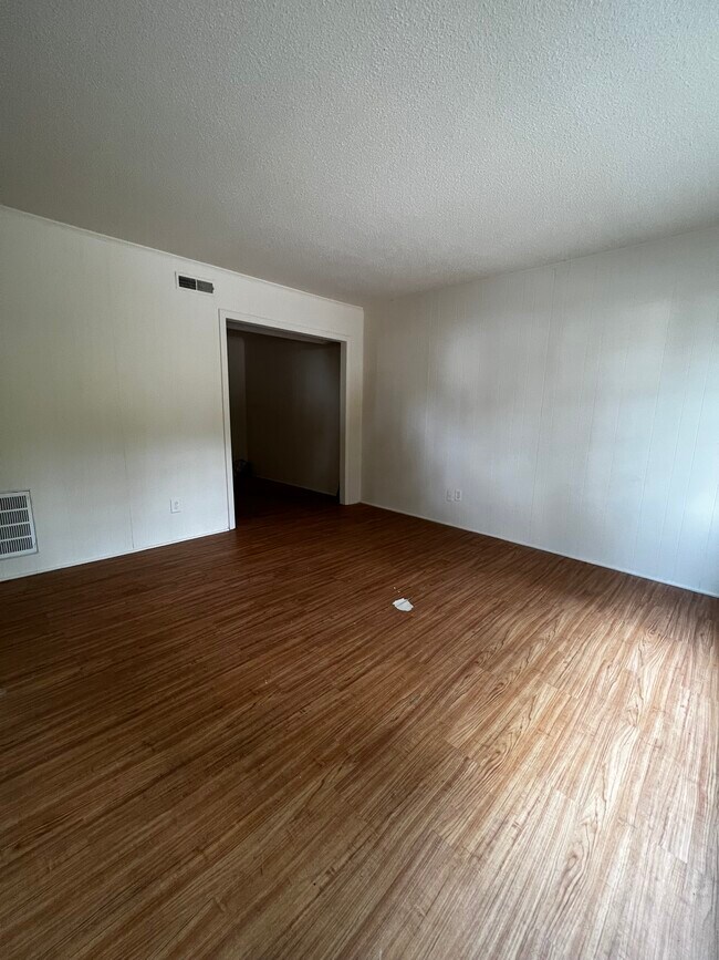 Building Photo - 318 N Poplar St