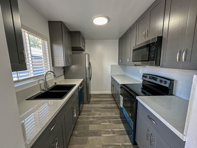 Foto del edificio - 2 Bedroom Condo for Rent in Lakeshore!