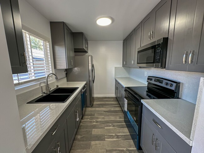 Building Photo - 2 Bedroom Condo for Rent in Lakeshore!