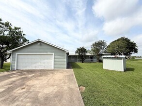 Building Photo - 307 Veselka Rd